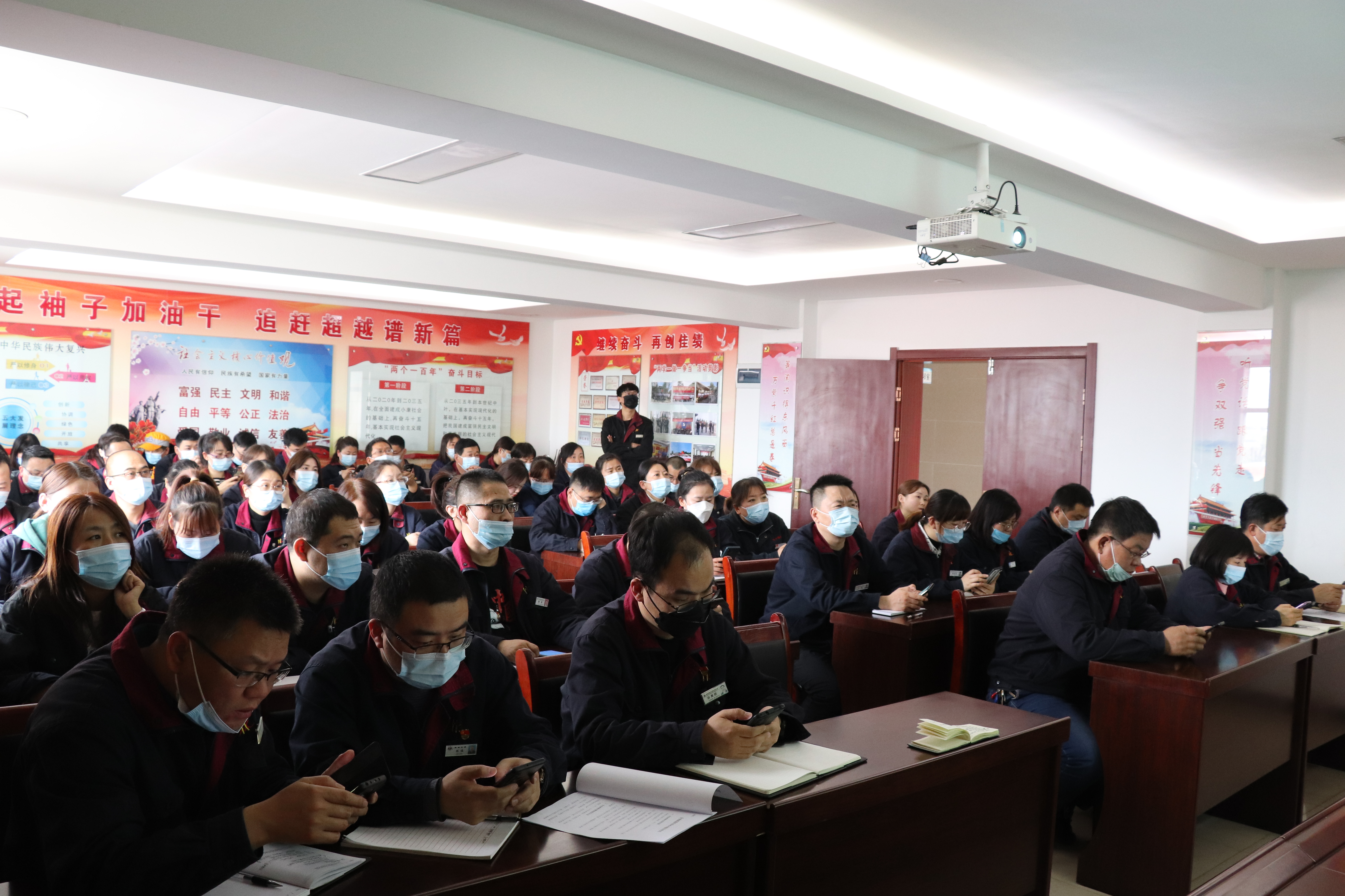 黑貓焦化召開企業(yè)微信和企業(yè)郵箱使用培訓(xùn)會 黑貓焦化召開企業(yè)微信和企業(yè)郵箱使用培訓(xùn)會